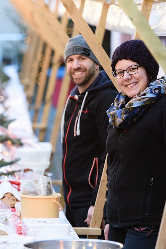 Michaela Alt und Johannes Menzel am Stollenstand, Weihnachtsmarkt Spalt